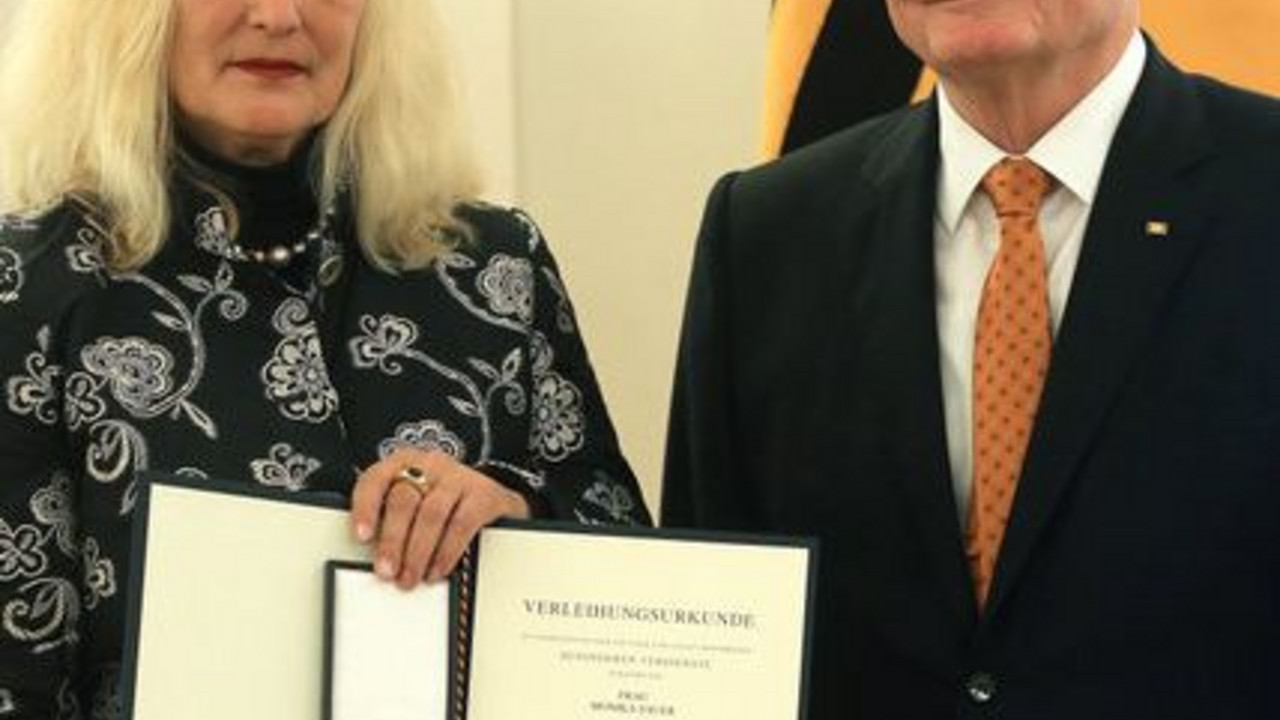 Bundespräsident Joachim Gauck mit Monika Sauer; Bild: dpa