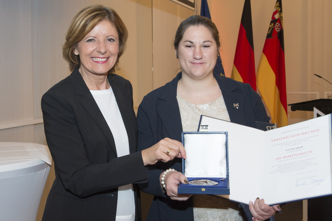 Ministerpräsidentin Malu Dreyer überreicht die Sportplakette