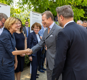 Ministerpräsidentin Malu Dreyer beim besuch des olympischen Feuers in der Großregion.