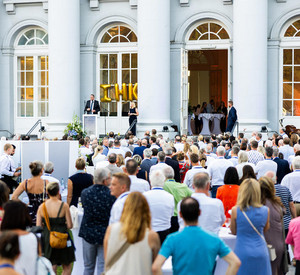 Ministerpräsident Alexander Schweitzer beim IHK-Sommerabend in Koblenz.