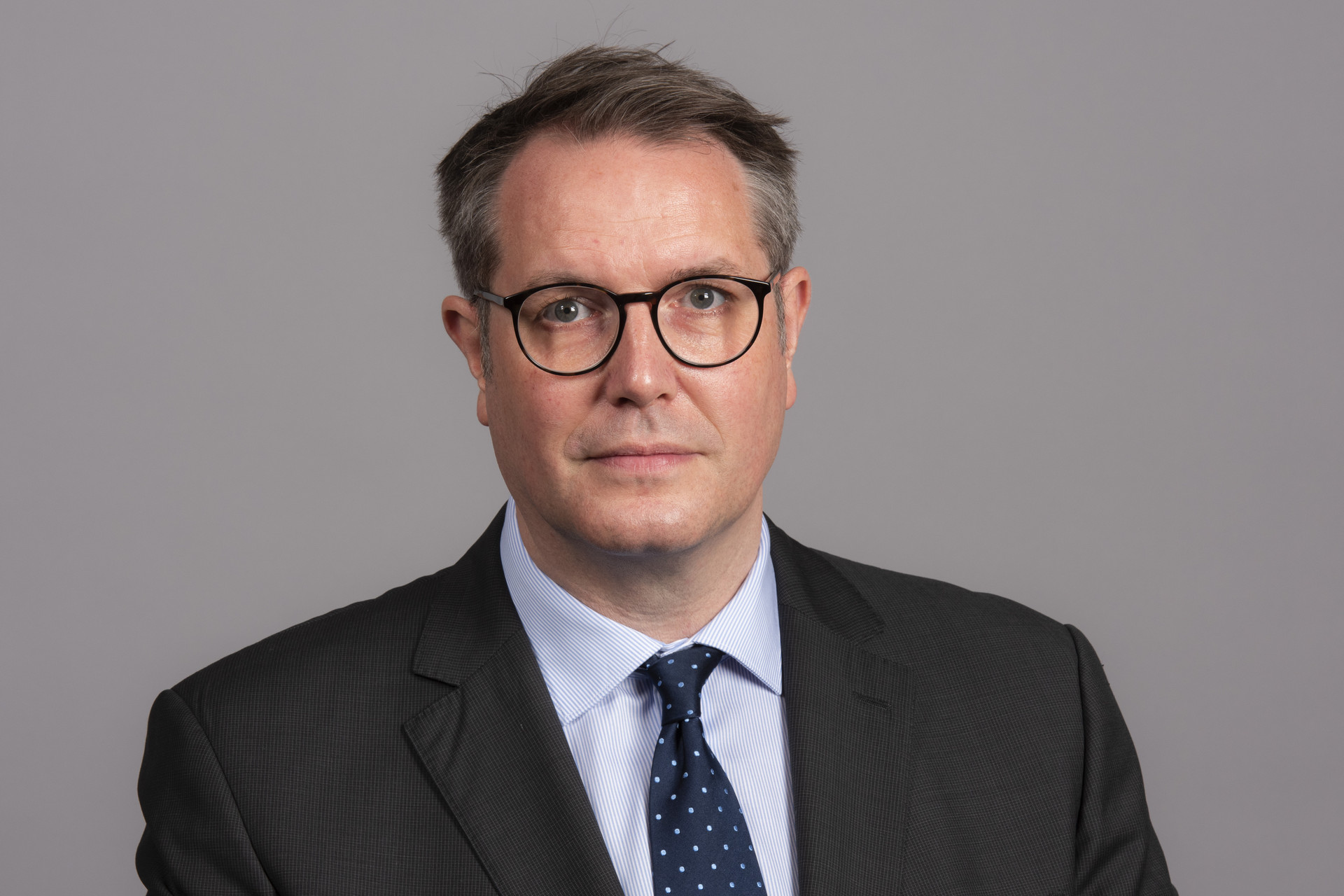 Porträtfoto von Arbeitsminister Alexander Schweitzer.