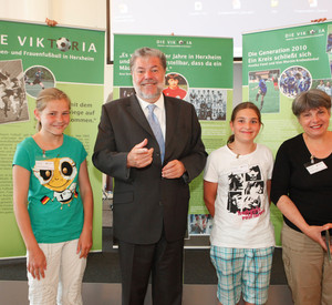 Ministerpräsident Beck mit Mädchen des Frauenfußballclubs aus Herxheim; Bild: Bauer