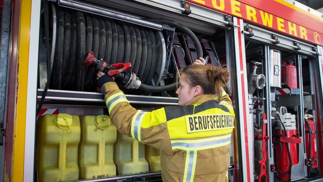 Präsentation von einem Einsatzfahrzeug der Feuerwehr.