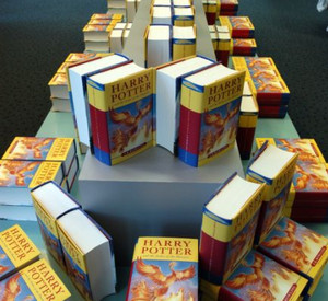 Büchertisch in Buchhandlung; Bild: dpa