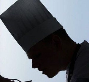 Einen Ausbildungsplatz, beispielsweise als Koch, soll es für 300 Flüchtlinge geben; Bild: dpa