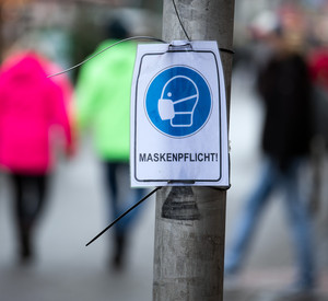 Maskenhinweisschild in der Innenstadt