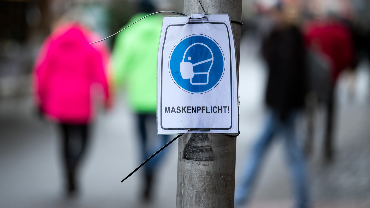 Maskenhinweisschild in der Innenstadt