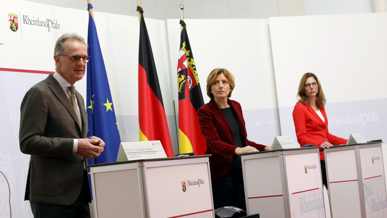 Ministerpräsidentin Malu Dreyer mit Gesundheitsministerin Sabine Bätzing-Lichtenthäler und Prof. Dr. Christian Werner, Direktor der Klinik für Anästhesiologie, Uni-Klinik Mainz