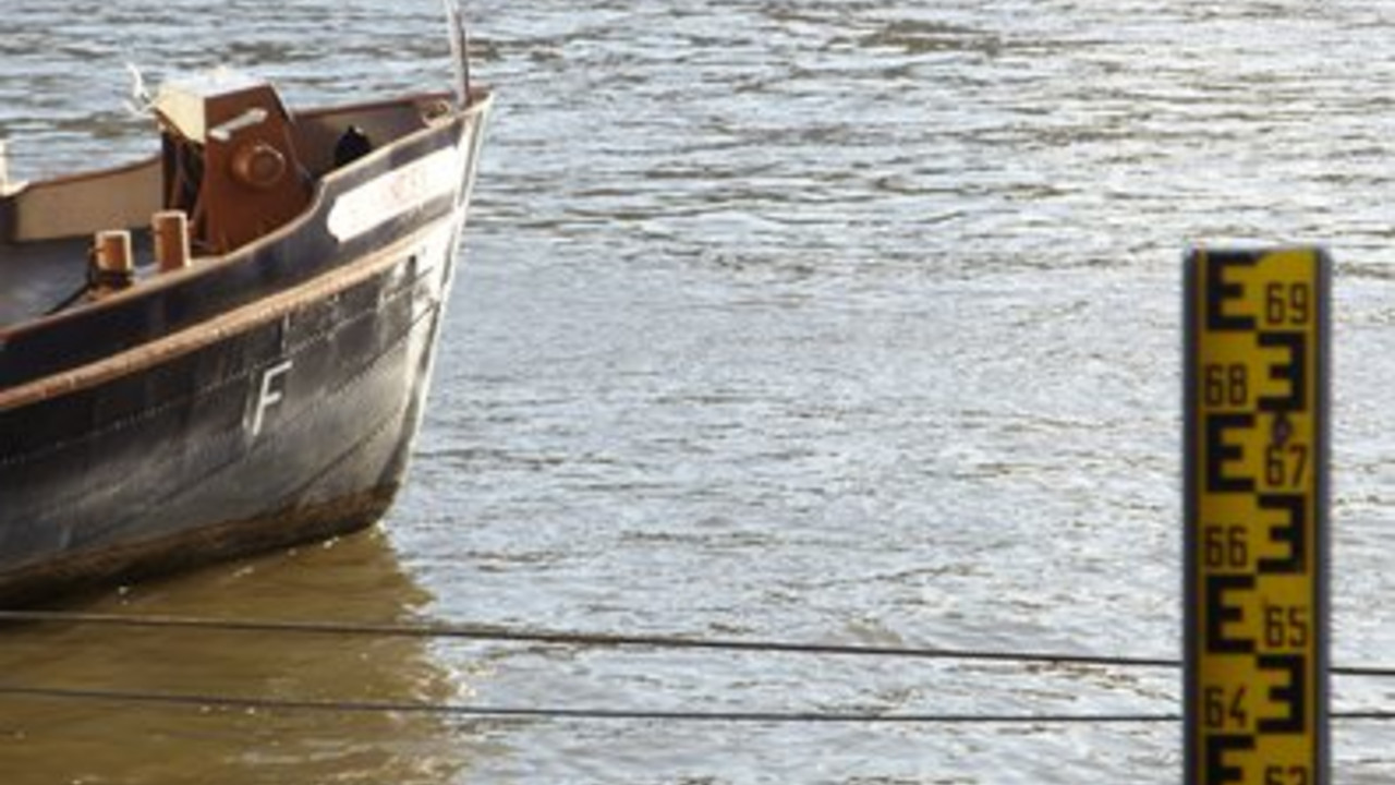 Schiffe auf dem Rhein mit Pegel; Bild: dpa-Archiv