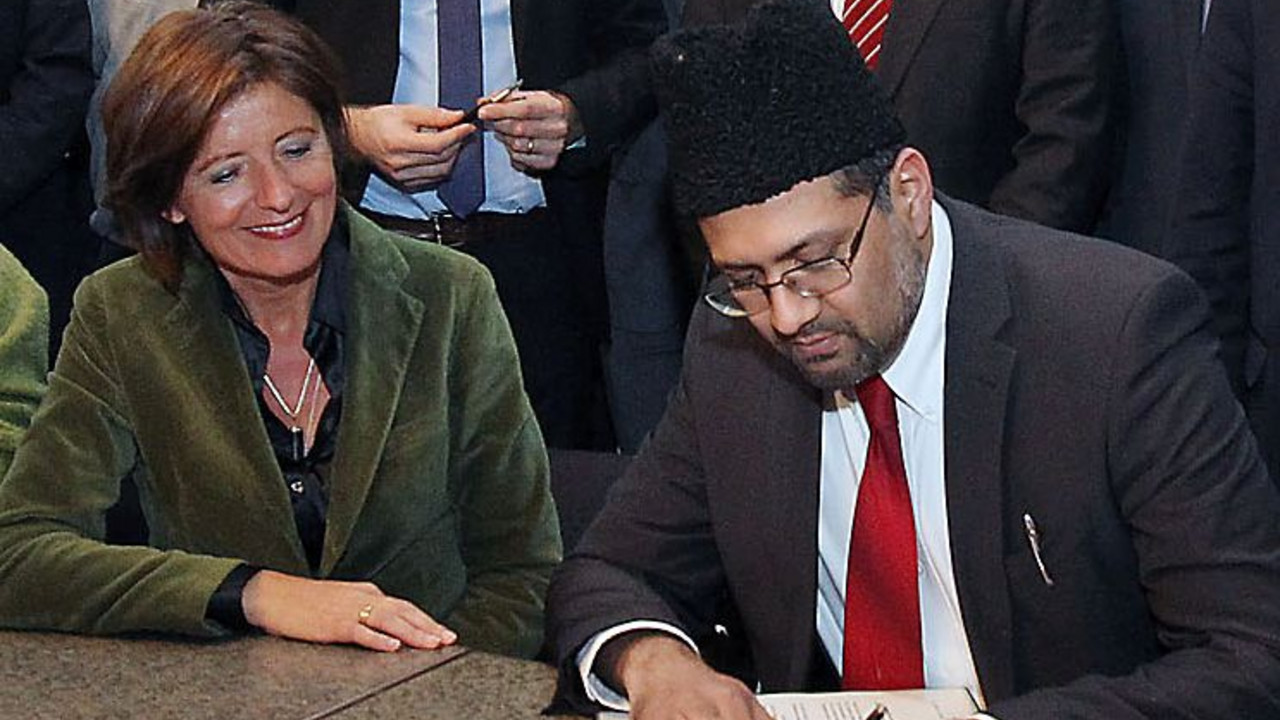 Die Landesregierung und die muslimischen Verbände in Rheinland-Pfalz unterzeichnen eine gemeinsame Erklärung; Bilder: Saemmer