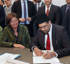 Die Landesregierung und die muslimischen Verbände in Rheinland-Pfalz unterzeichnen eine gemeinsame Erklärung; Bilder: Saemmer