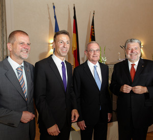 Justizminister Jochen Hartloff, der neue Präsident des Oberverwaltungsgerichts und des Verfassungsgerichtshofs Rheinland-Pfalz, Dr. Lars Brocker, sein Amtsvorgänger Prof. Dr. Karl-Friedrich Meyer und Ministerpräsident Kurt Beck; Bild: Thomas Frey / © 