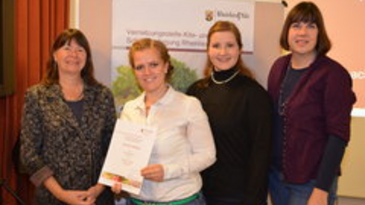 Ernährungsministerin Ulrike Höfken mit Vertreterinnen der Kita Coface Kids Mainz; Bild: MULEWF