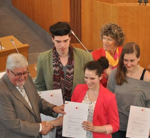 Landtagspräsident Mertes mit den Landessieger von "Jugend debattiert"; Bild: Jugend debattiert
