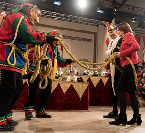 Die rheinland-pfälzische Ministerpräsidentin Malu Dreyer tritt von Laufnarren gefesselt vor das Narrengericht in Stockach (Baden-Württemberg). Das Narrengericht in Stockach zitiert jedes Jahr politische Prominenz vor seine Schranken. Die Veranstaltung gilt als einer der Fastnachtshöhepunkte im Südwesten. 