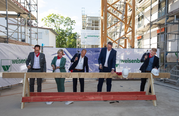 Auf dem Bild sind der Ministerpräsident Alexander Schweitzer und Partnerinnen und Partnern im Bündnis für bezahlbares Wohnen und Bauen Rheinland-Pfalz zu sehen.