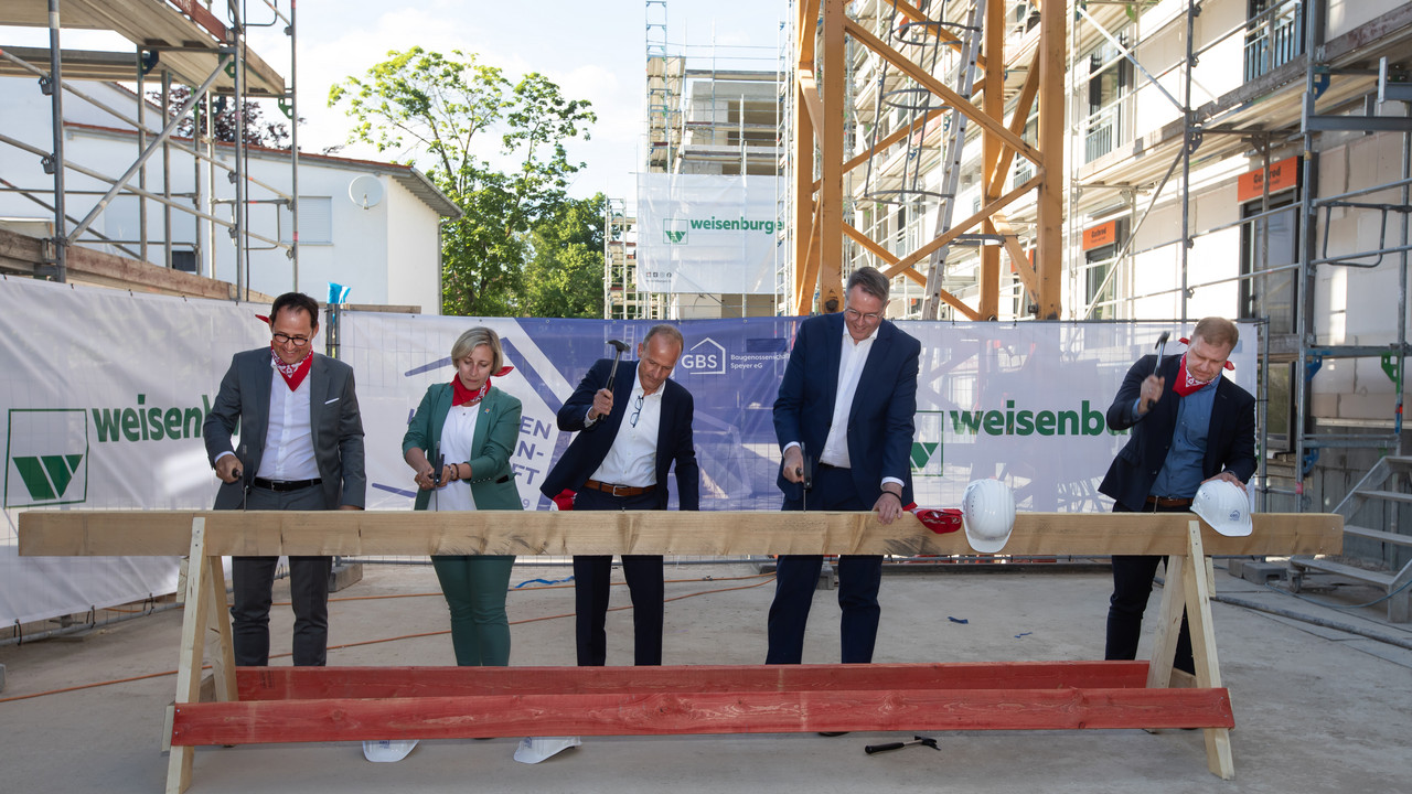 Auf dem Bild sind der Ministerpräsident Alexander Schweitzer und Partnerinnen und Partnern im Bündnis für bezahlbares Wohnen und Bauen Rheinland-Pfalz zu sehen.