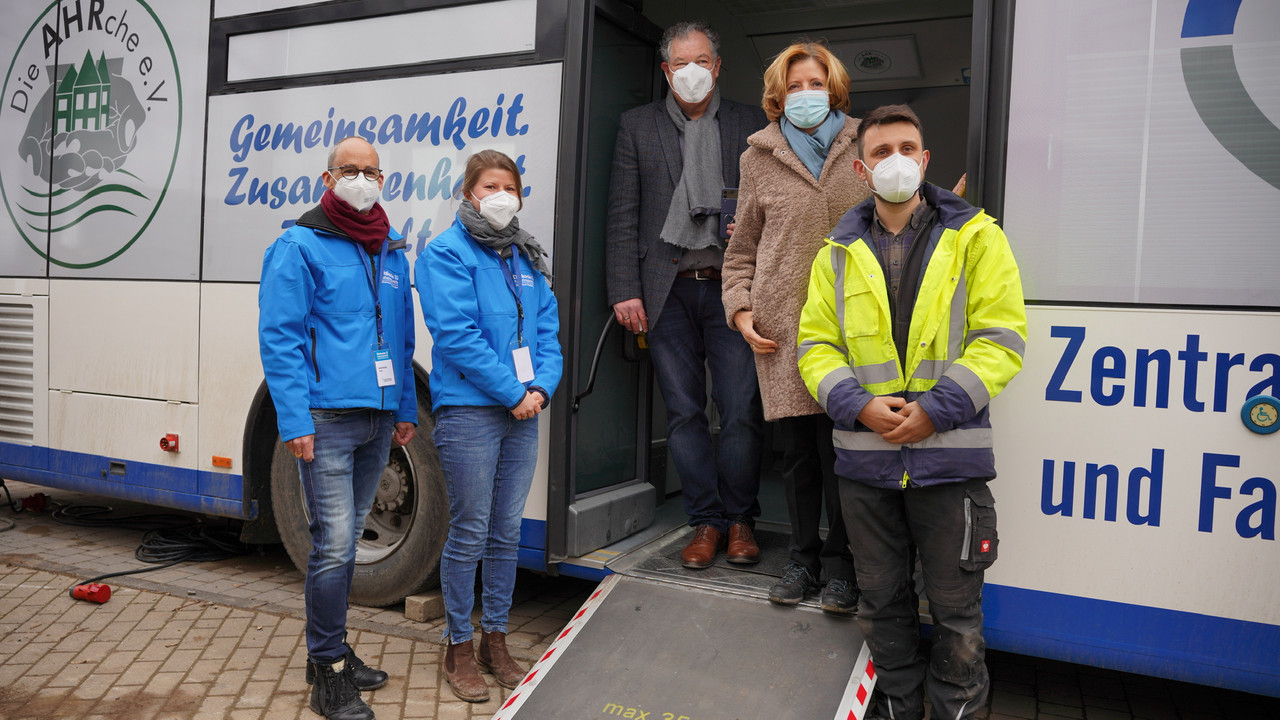 Ministerpräsidentin Malu Dreyer am Beratungsbus des Vereins AHRche e.V. in Ahrweiler. 