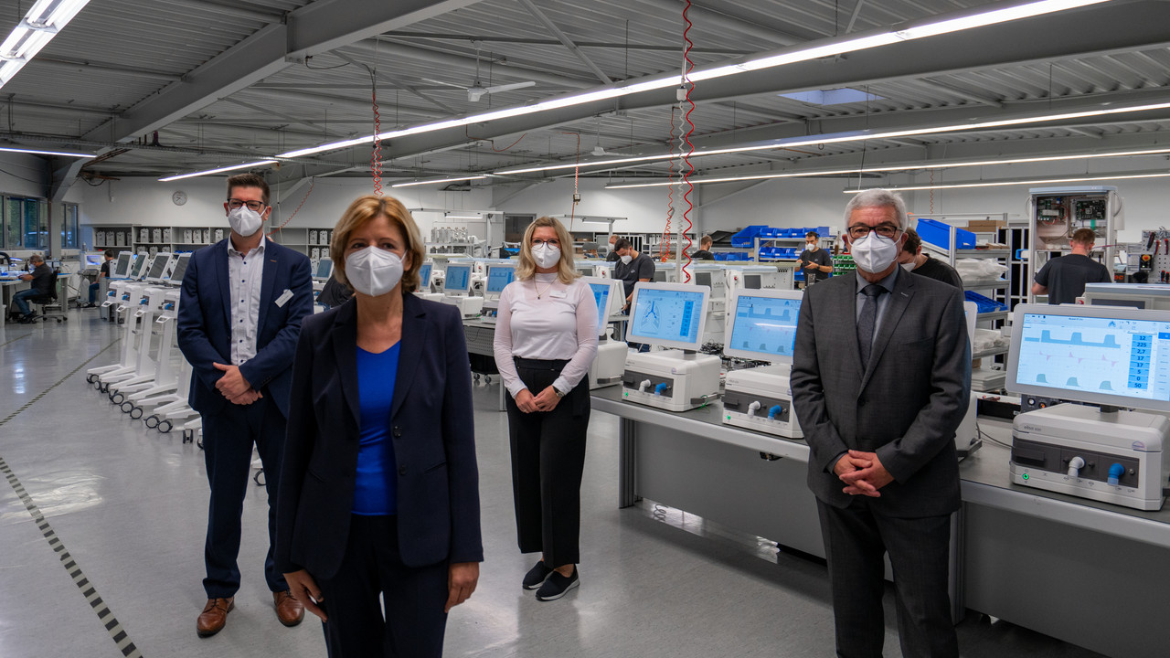 Ministerpräsidentin Malu Dreyer mit Innenminister Roger Lewentz zu Besuch beim Medizintechnikhersteller Löwenstein Medical.