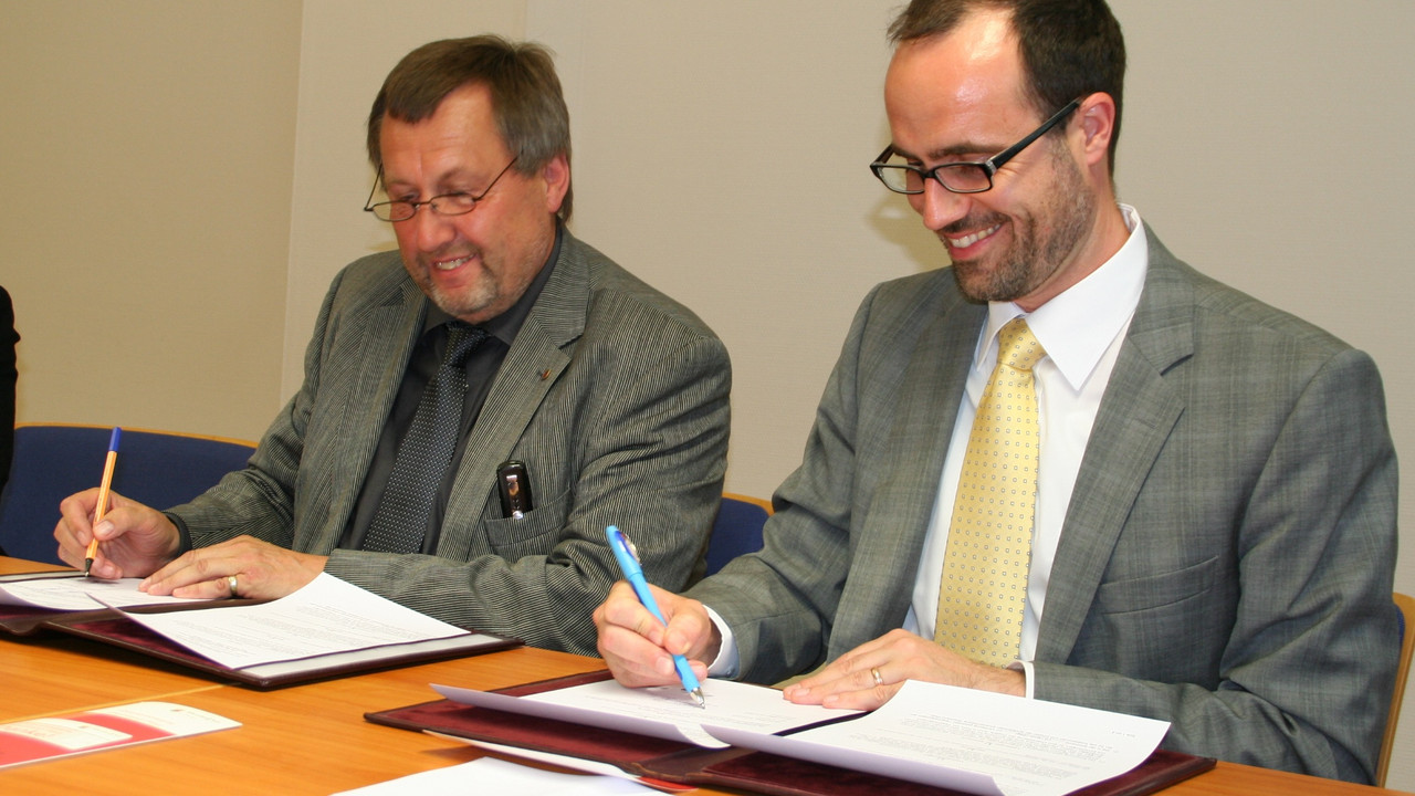 Verbandsbürgermeister Rainer Buttstedt und Clemens Hoch, Chef der Staatskanzlei, unterschreiben die Kooperationsvereinbarung.
