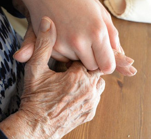 Jung und Alt Hand in Hand (Symbolbild); Bild: dpa