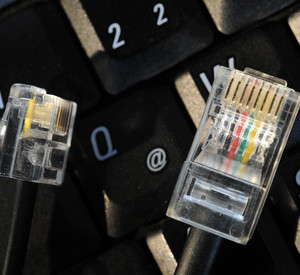 Tastatur und DSL-Stecker; Bild: rlp-Archiv, dpa