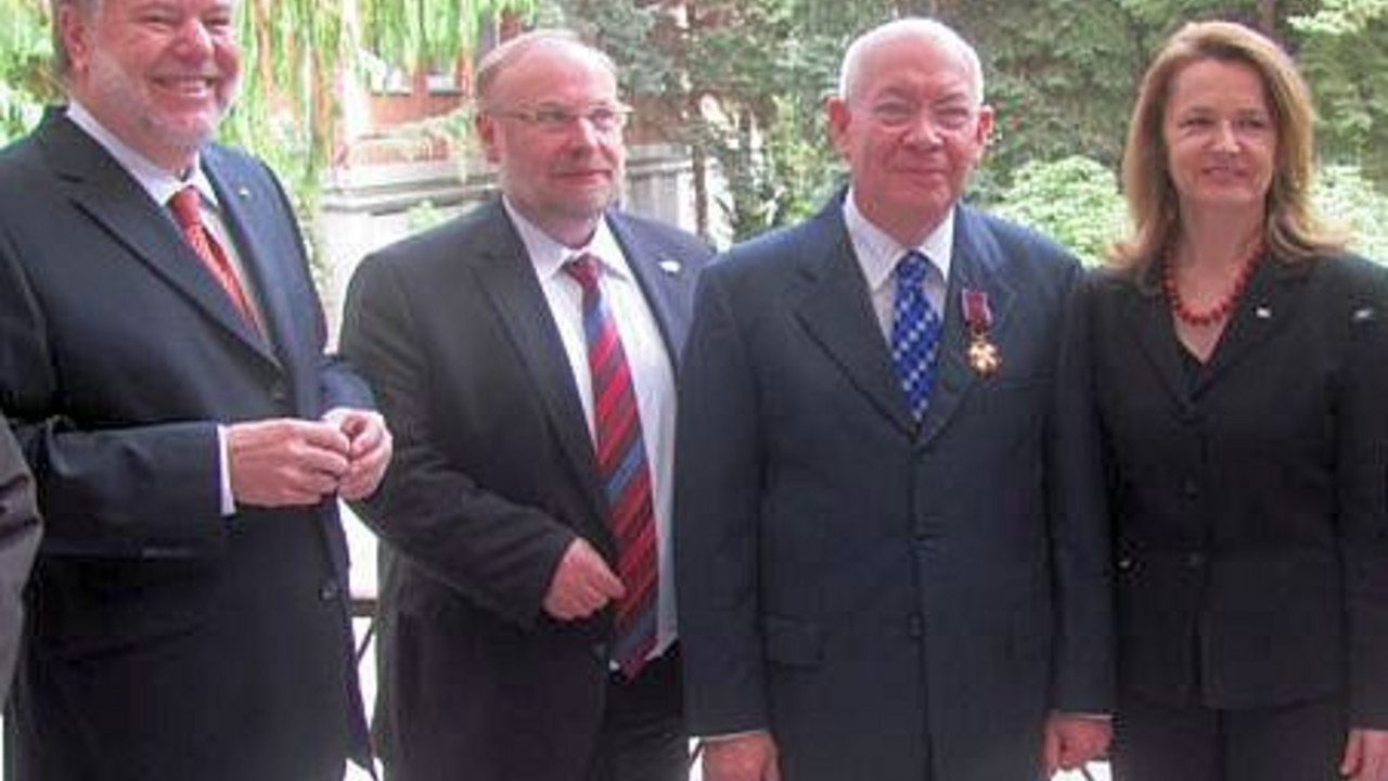 Ministerpräsident Kurt Beck, der amtierende Bürgerbeauftragte des Landes Rheinland-Pfalz, Dieter Burgard, sein Vorgänger Ulrich Galle und die polnischen Generalkonsulin Jolanta Róza Kozlowska; Bild: Generalkonsulat der Republik Polen in Köln