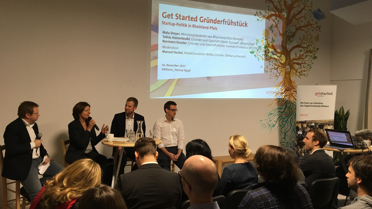 Ministerpräsidentin Malu Dreyer im Gespräch mit Tobias Hastenteufel (Qurasoft GmbH) und Normann Kreuter (eForensics GmbH)