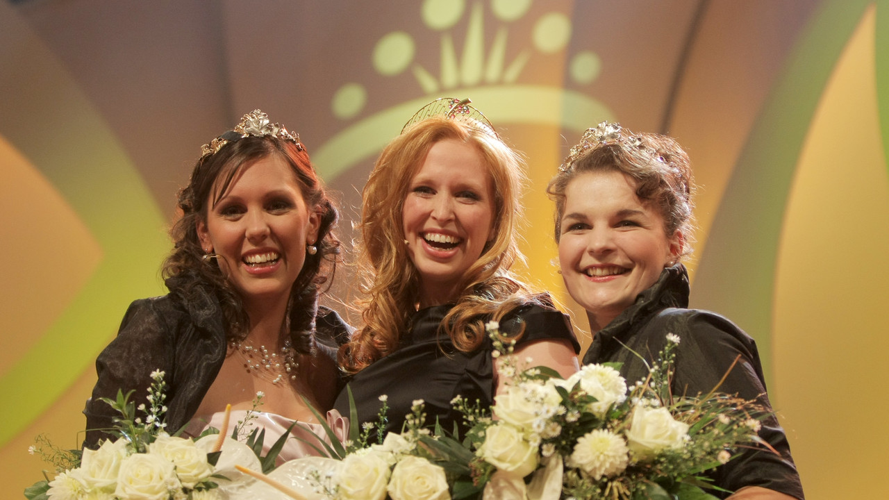 Julia Bertram mit den Weinprinzessinnen Anna Hochdörffer aus der Pfalz und Natalie Henninger aus Baden; Bilder: dpa