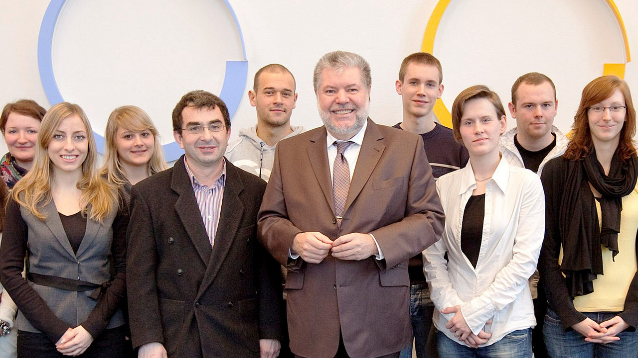 Ministerpräsident Kurt Beck mit Azubis