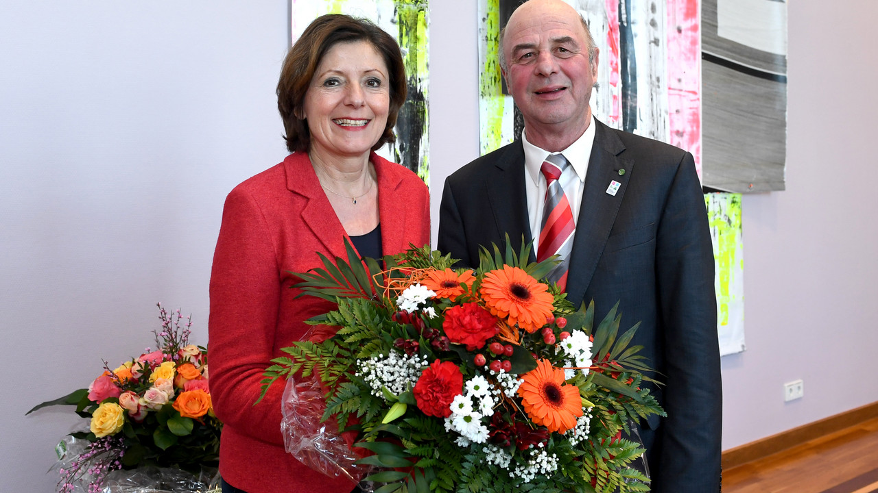 Ministerpräsidentin Malu Dreyer bekommt den Blumenstrauß vom Präsidenten des Landesverbandes Gartenbau Rheinland-Pfalz, Volker Schmitt, überreicht