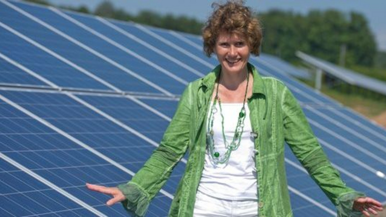 Wirtschaftsministerin Eveline Lemke in einem Solarpark