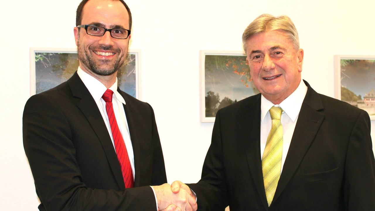 Der Chef der Staatskanzlei, Staatssekretär Clemens Hoch, mit dem ungarischen Generalkonsul Dr. János Berényi