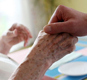 Pflegesituation, Halten einer Hand; Bild: rlp-Archiv