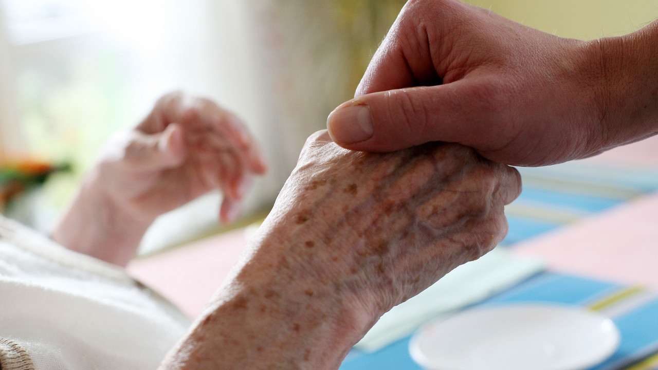 Pflegesituation, Halten einer Hand; Bild: rlp-Archiv