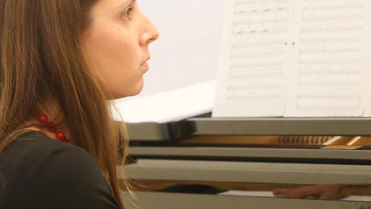 Die Pianistin der Singoritas aus Ingelheim beim Empfang der aktuellen Preisträgerinnen und Preisträger der rheinland-pfälzischen Laienmusikwettbewerbe;  Bild: Sämmer / © Staatskanzlei