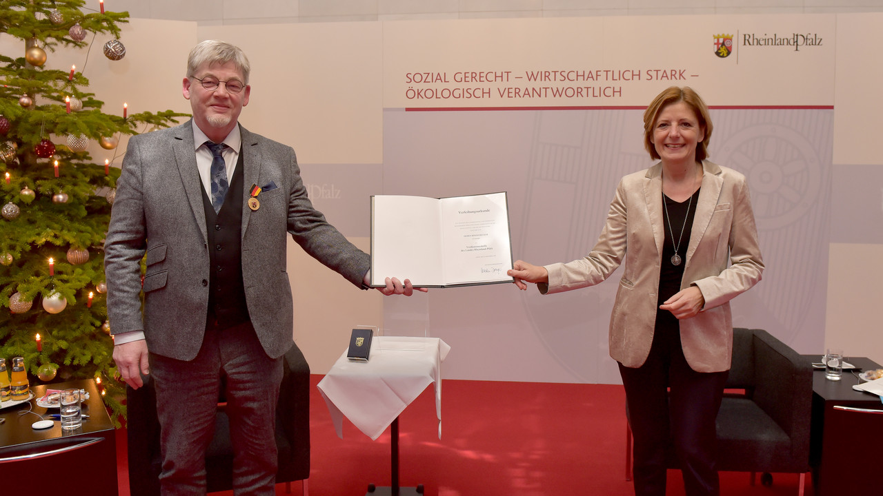 Ministerpräsidentin Malu Dreyer verleiht die Landesverdienstmedaillen an Bernd Becker