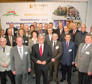 Innenminister Roger Lewentz hat im Rahmen des Dorferneuerungsprogramms 2013 insgesamt 20 Ortsgemeinden als Schwerpunktgemeinden anerkannt, die Anerkennungsschreiben wurden im Rahmen einer Informationsveranstaltung in Mainz übergeben; Bild: ISIM