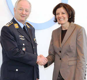 Ministerpräsidentin Malu Dreyer mit Oberst Rolf Stichling; Bild: Stefan Sämmer / © Staatskanzlei