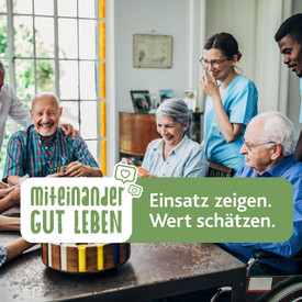Auf einem Bild sieht man fröhliche ältere Menschen zusammen mit Pflegekräften und dem Logo "Einsatz zeigen. Wert schätzen."