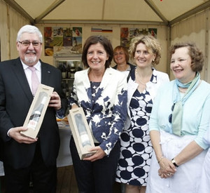 Ministerpräsidentin Dreyer und Landtagspräsident Mertes beim Rundgang über das Bürgerfest zum Verfassungstag; Bild: Melanie Bauer / Landtag