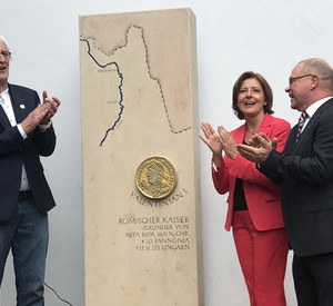 Ministerpräsidentin Malu Dreyer bei der feierlichen Enthüllung der Valentinian-Stele.