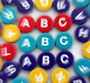 Farbige Buchstaben ; Foto: dpa Archiv