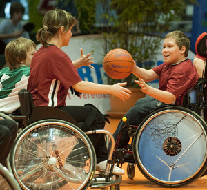 Rollstuhlbasketball, wie hier bei der Messe Rehacare in Düsseldorf, spielt auch beim TV Laubenheim eine wichtige Rolle; Bild: dpa