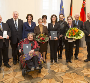 Von links: Peter Gilmer, Karl-Heinz Lambertz, Ministerpräsidentin Malu Dreyer, Marita Boss-Waidoch, Marie Weber, Gabriele Biebinger, Gertrud Endres, Prof. Dr. Claudine Moulin, Birgit Zierden, Ulrich Mohr, Dr. Josef Zierden; Bild: Reiner Voß / © Staatsk