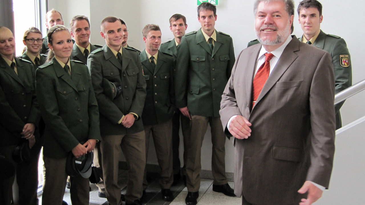 Ministerpräsident Beck mit Kommissaranwärterinnen und-anwärtern; Bild: Stk