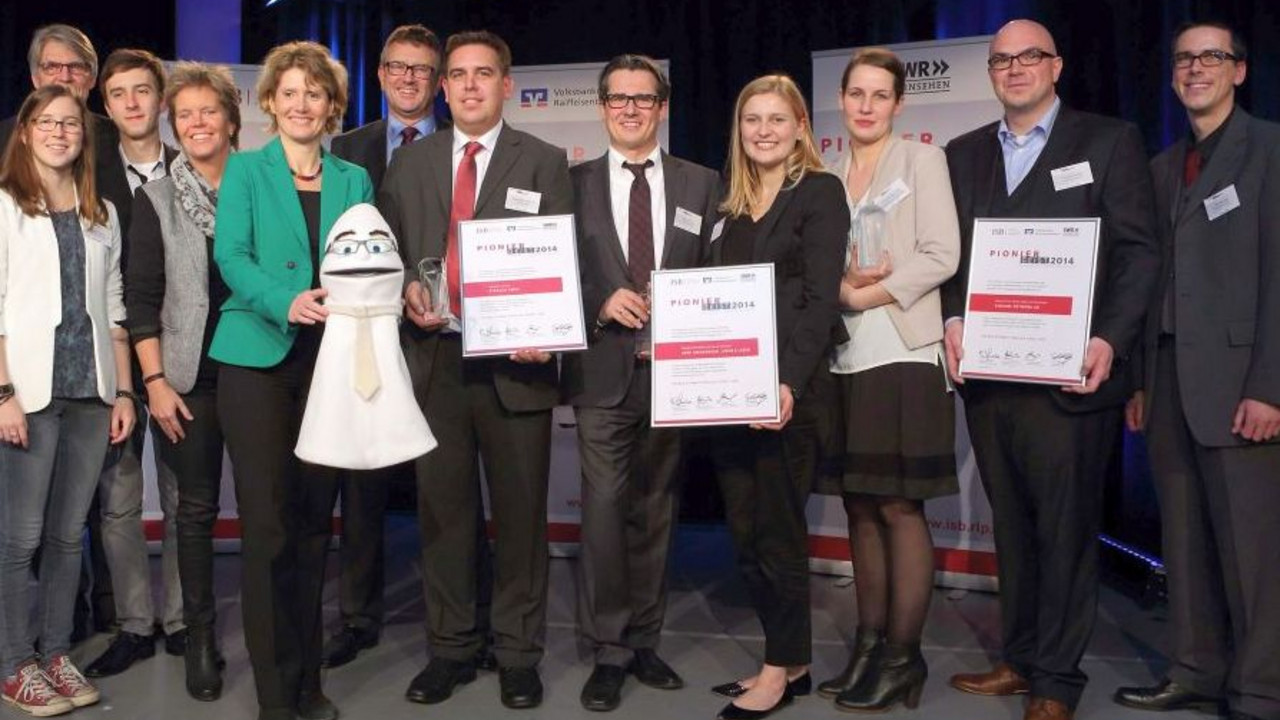 Preisträgerinnen und Preisträger mit Wirtschaftsministerin Eveline Lemke; Bild: ISB/Alexander Sell