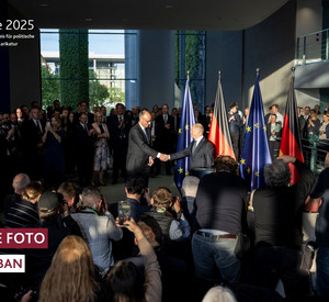 Rückblende 2025 SoMe - 1 Olaf Scholz und Friedrich Merz während der Übergabe des Bundeskanzleramtes an den neuen Bundeskanzler.