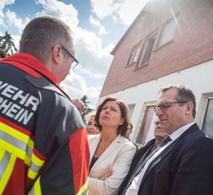 Ministerpräsidentin Malu Dreyer informiert sich am Brandort in Bingen