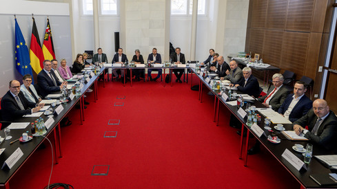 Runder Tisch zur Zukunft des Standorts Kaiserslautern: Schweitzer bringt zentrale Akteure zusammen Runder Tisch zur Zukunft des Standorts Kaiserslautern: Schweitzer bringt zentrale Akteure zusammen